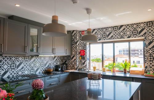 Santo Antonio dos Olivais House | 7Min From University and Sé Velha - AC - Work Desk - WiFi 300MBs -Suite 7 and 8