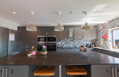 Santo Antonio dos Olivais House | 7Min From University and Sé Velha - AC - Work Desk - WiFi 300MBs -Suite 7 and 8