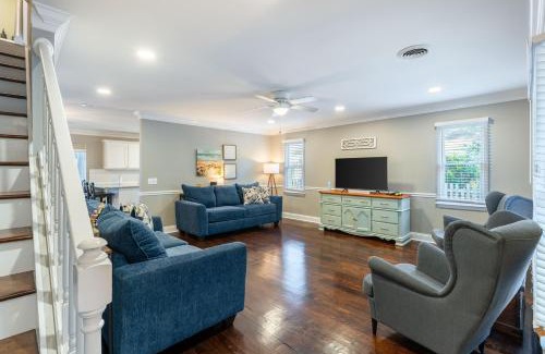 Pawleys Island House | 8-Guest Cozy Escape with Fire Pit & Hot Tub!