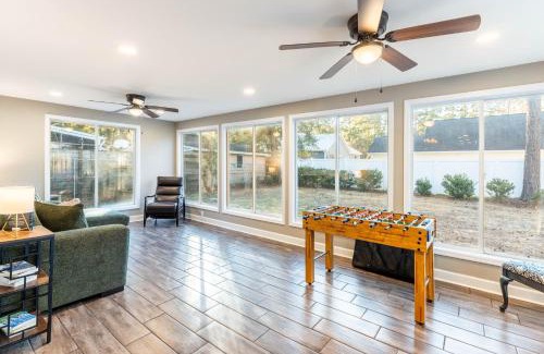 Pawleys Island House | 8-Guest Cozy Escape with Fire Pit & Hot Tub!