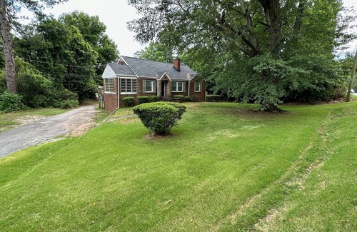 Fairburn House | 8 Guest Home 25 Minutes From Downtown