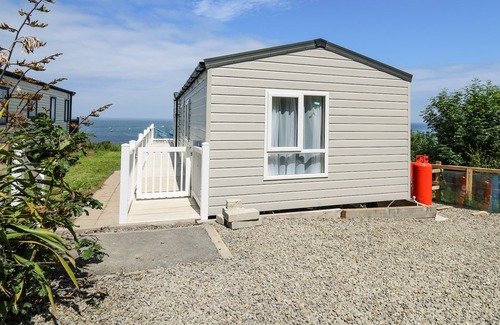 New Quay House | 8 HARBOUR VIEW, family friendly, country holiday cottage in New Quay