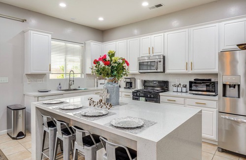 Greenacres House | 8 Mi to Beach Park: Bakersfield Gem w/Yard!