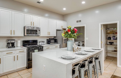 Greenacres House | 8 Mi to Beach Park: Bakersfield Gem w/Yard!