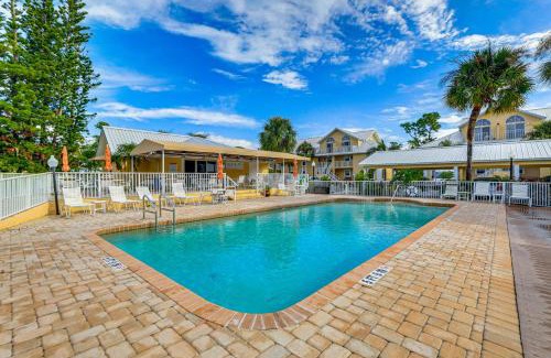 Englewood Apartment | 8 Mi to Beach with Pool Access Englewood Condo!