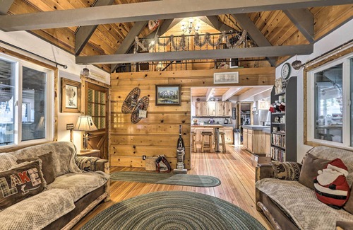 Tahoe Paradise Cabin | 8 Mi to Heavenly Mtn Resort! Hot Tub Hideaway