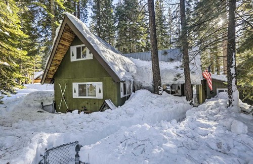 Tahoe Paradise House | 8 Mi to Heavenly Mtn Resort! Hot Tub Hideaway