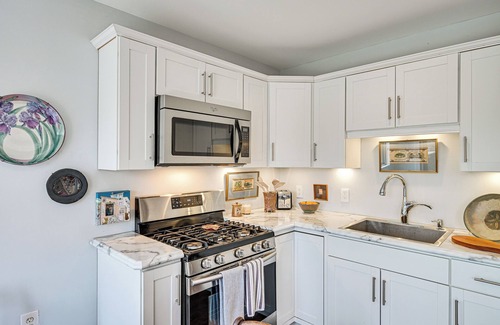 La Porte Apartment | 8 Mi to Lake Michigan: Creative Retreat w/Deck!