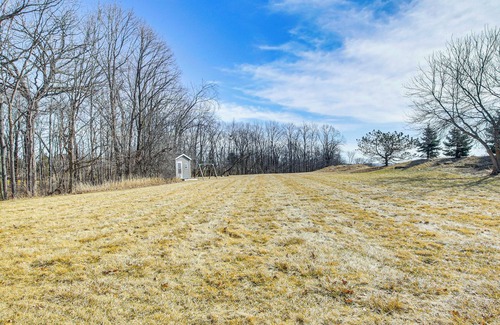 De Pere Cottage | 8 Mi to Lambeau Field: Family Home in De Pere!