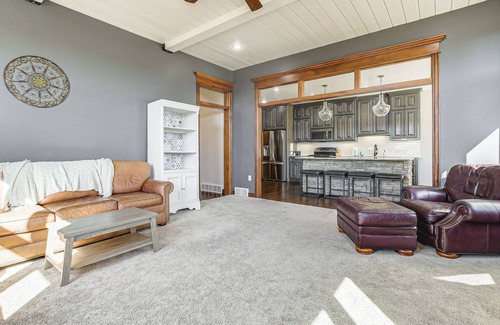 De Pere House | 8 Mi to Lambeau Field: Family Home in De Pere!