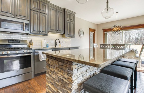 De Pere House | 8 Mi to Lambeau Field: Family Home in De Pere!