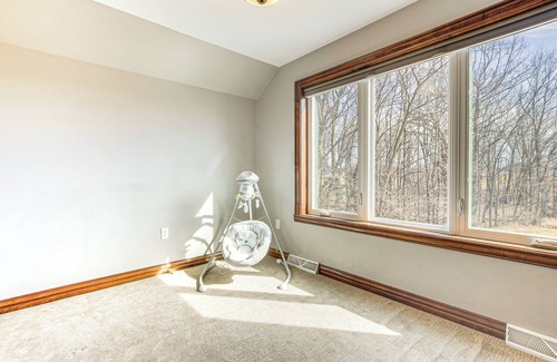 De Pere House | 8 Mi to Lambeau Field: Family Home in De Pere!