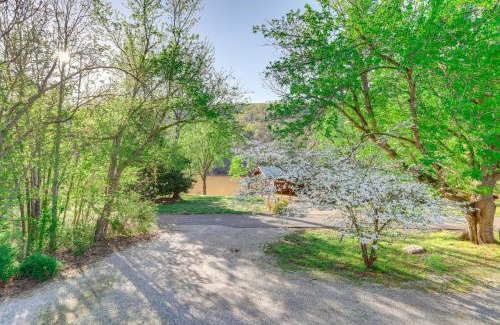 Boswell House | 8 Mi to Ozark Folk Center Home with Hot Tub and Deck