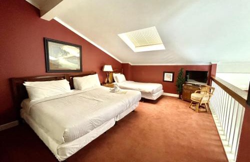 Mount Ida Apartment | 80BPD, Four bedroom, two 1 2 bath log-sided condo with lake view , garage condo