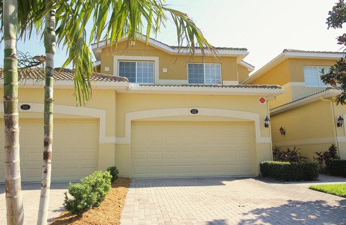 Braden River House | 8304-102 Gorgeous golf and lake view coach home next to pool
