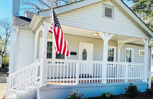 Crestline Heights House | 83rd Street Comfy Cottage
