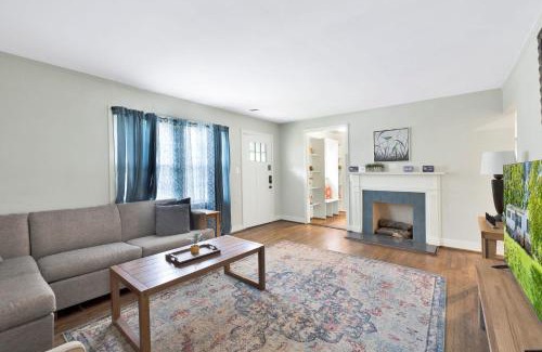 Crestline Heights House | 86th Cozy Coop