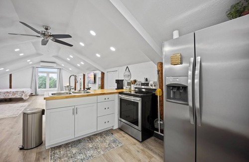 Clay County House | 8BR Private Barndominium Getaway + Near Liberty