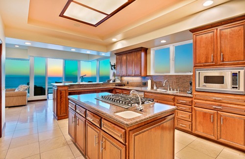 La Jolla House | 9,100 sq ft celebrity oceanfront estate w/rooftop pickleball tennis & pool