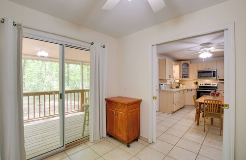 Tamassee House | 9 Mi to Devils Fork State Park: Getaway w/Porch!