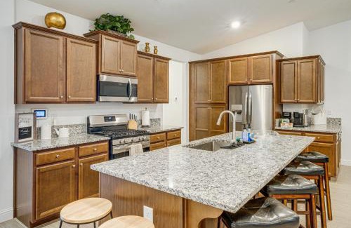 Greenacres House | 9 Mi to Dtwn Bakersfield Pet-Friendly Home