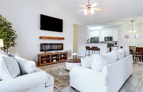 Fayetteville Condo | 9 Mi to Dtwn Fayetteville: Condo w/Pool Access!