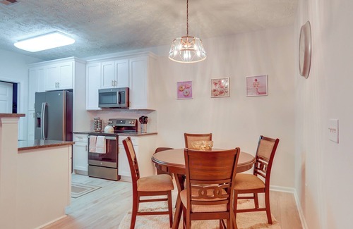 Fayetteville Condo | 9 Mi to Dtwn Fayetteville: Condo w/Pool Access!