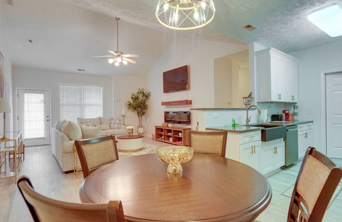 Fayetteville Condo | 9 Mi to Dtwn Fayetteville: Condo w/Pool Access!