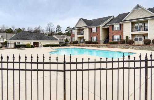 Fayetteville Apartment | 9 Mi to Dtwn Fayetteville Condo with Pool Access!