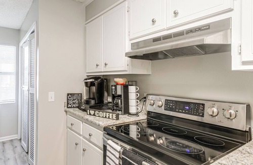 Valdosta Apartment | 9 Mi to Moody Afb: Newly Updated Condo Near Dining