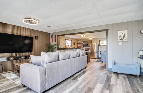 Howards Grove House | 9 Mi to Shore: Home w/Hot Tub in Howards Grove!