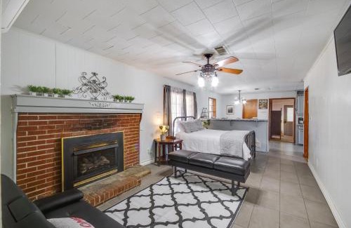 Newhebron Apartment | 9 Mi to Water Park Silver Creek Gem with Fireplace!