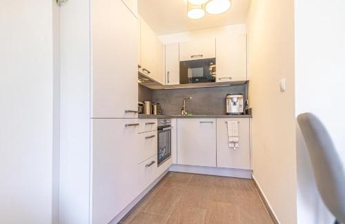 Favoriten Apartment | 9 Min to Center, Modern 1BR & 1LR Apt with Balcony & Smart TV