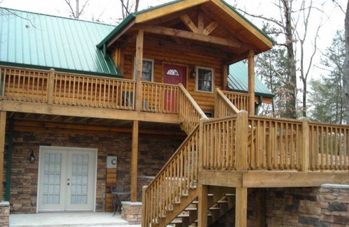 Ocoee Cabin | 9 Secluded Acres, Hot Tub & Pet Friendly. Close to Restaurants & River Rafting
