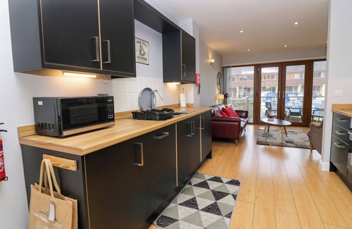 Tewitfield Cottage | 9 SWAN HOUSE, family friendly, with a garden in Tewitfield Marina