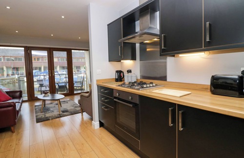 Tewitfield Cottage | 9 SWAN HOUSE, family friendly, with a garden in Tewitfield Marina