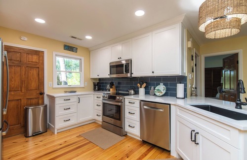 Ocean Ridge Cottage | 907 Shelter Cove-Beautiful Cottage on Lagoon; Gated Community; Screened Porch