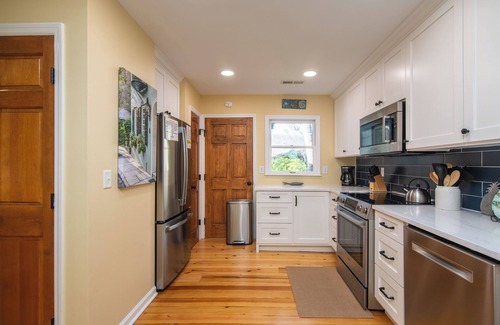 Ocean Ridge Cottage | 907 Shelter Cove-Beautiful Cottage on Lagoon; Gated Community; Screened Porch