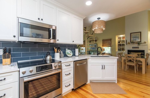 Ocean Ridge Cottage | 907 Shelter Cove-Beautiful Cottage on Lagoon; Gated Community; Screened Porch