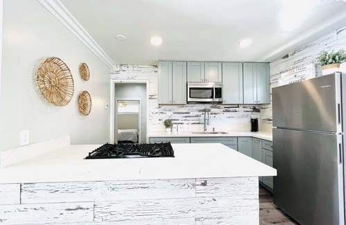 Pacific Beach Cottage | 923-Sandbox- Beach Cottage With Parking!