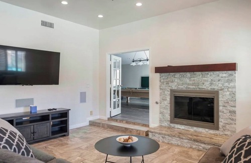 Paradise Villa | 9BD/9BA MEGA VILLA W/ 2 CASITAS: Waterslide Grotto Pool Spa Gym! ⭐️⭐️⭐️⭐️⭐️