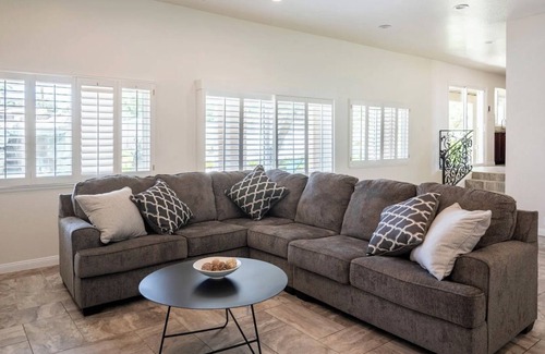 Paradise Villa | 9BD/9BA MEGA VILLA W/ 2 CASITAS: Waterslide Grotto Pool Spa Gym! ⭐️⭐️⭐️⭐️⭐️