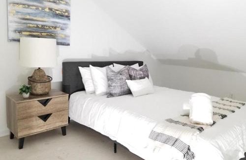 Seabrook Hotel | 9BR-SLEEPS 19. Amazing Deal!