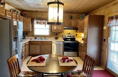 Pigeon Forge Cabin | A+,1/2 Mi to Pkwy, FLAT ROADS & MOUNTAIN VIEW,1.5 Acres of PRIVACY, SUPER CLEAN