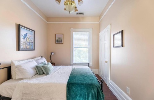 North Oak Park House | A+ 2 BR Victorian Home away from Home