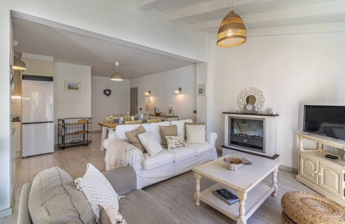 Urbanizacion Marbessa Villa | A 3 minute walk to the Beach in Marbesa