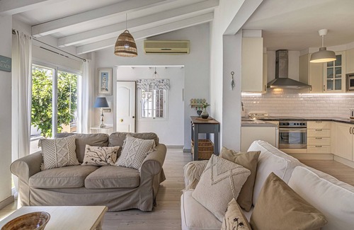 Urbanizacion Marbessa Villa | A 3 minute walk to the Beach in Marbesa