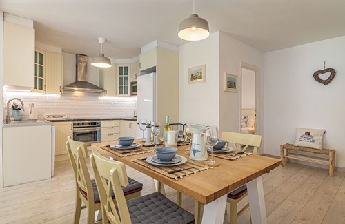 Urbanizacion Marbessa Villa | A 3 minute walk to the Beach in Marbesa