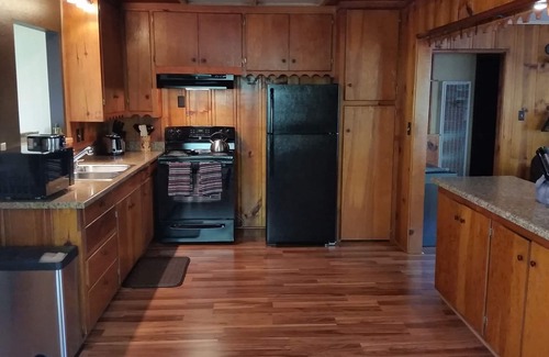 Twain Harte Cabin | A Boa Vida Cozy cabin with Twain Harte Lake membership, short walk to town