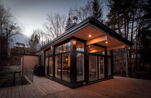 La Conception Cabin | A cabin of windows amongst the trees- 15 mins from Mont Tremblant!